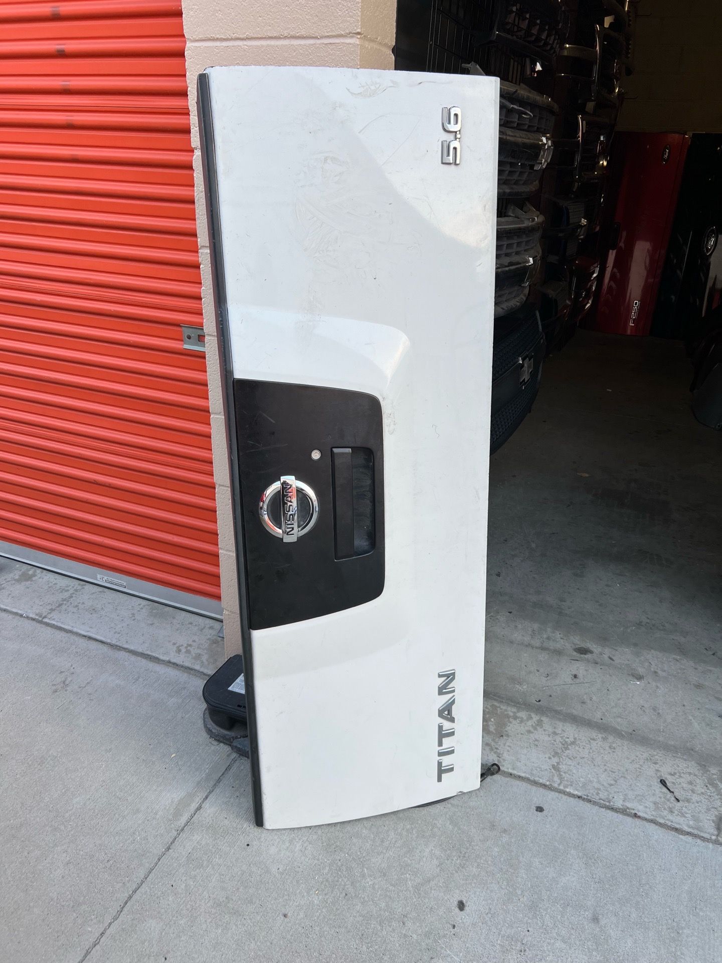 Nissan Titan Tailgate