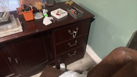Desk with drawer lock with keys