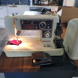 Dressmaker DeLuxe S3000 Zig Zag VINTAGE sewing machine.