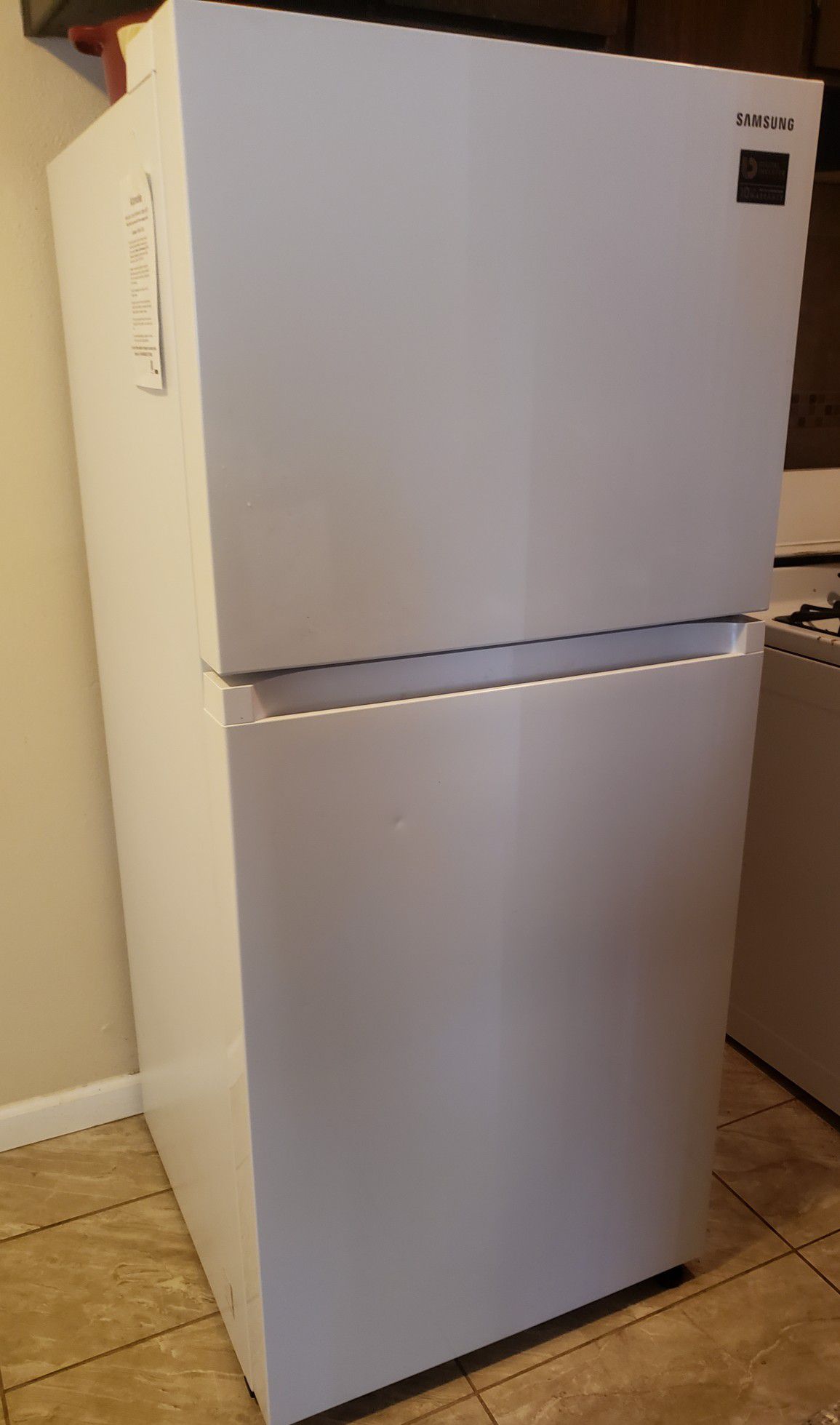 Samsung 17.6 Cu. Ft. Refrigerator in white