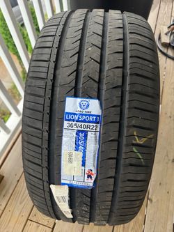 305/40R22 tire