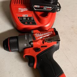 Milwaukee M12 FUEL 12V Lithium-Ion Brushless Cordless 1/2 in. Drill Driver Kit