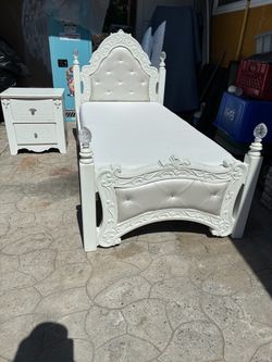 BEAUTIFUL  TWIN SET INCLUDING HEADBOARD AND FRAME AND CLEAN MATTRESS AND ONE NIGHTSTAND