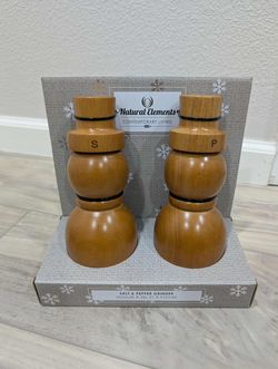Brand new Salt and Pepper Grinder Set