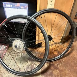 BRAND NEW DT Swiss R470 Carbon Wheels 