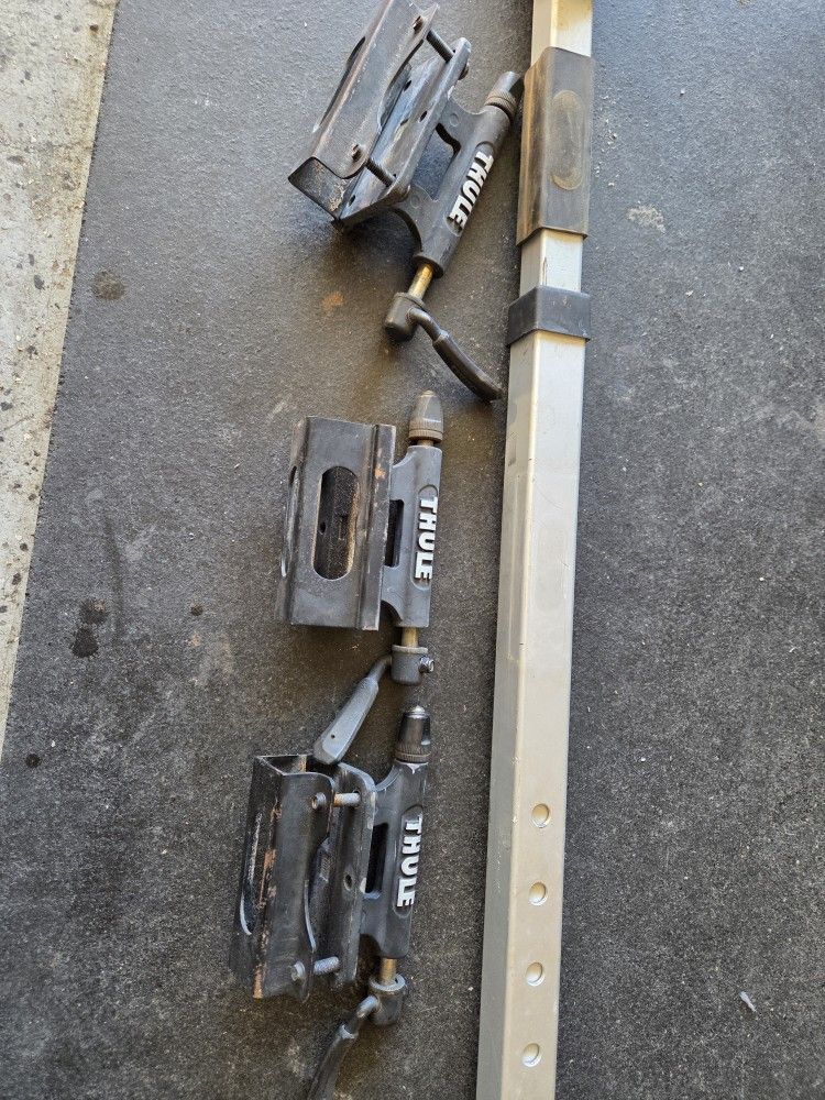 Thule Truckbed Bike Rack w/ 3 Clamps And Key