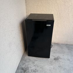 I’m selling an excellent mini fridge for $80!