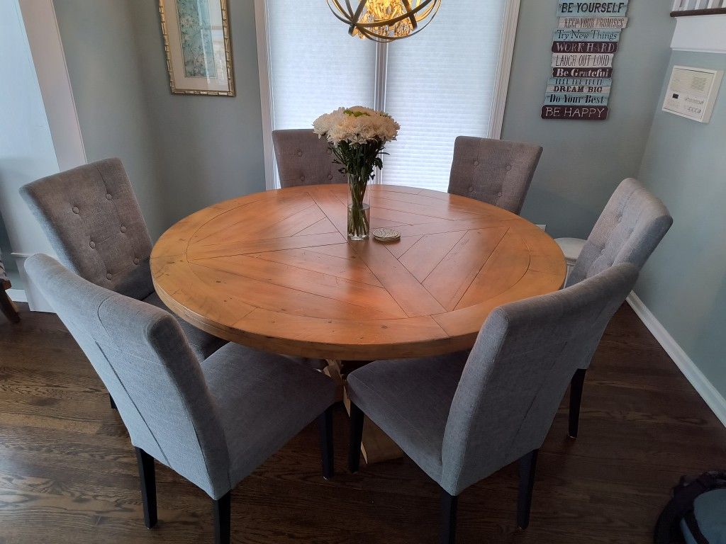 Dining chairs / Kitchen Chairs 6 Available Excellent Condition