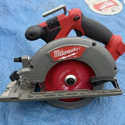 Milwaukee M18 FUEL 18V Lithium-Ion Brushless Cordless 6-1/2 in. Circular Saw