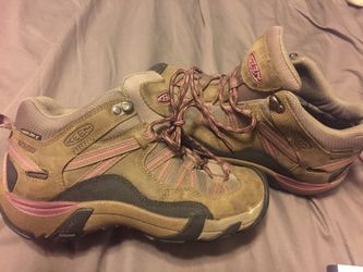 Keen women’s size 6 waterproof hiking boots almost new!