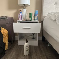 2 Matching Nightstands And Lamps 