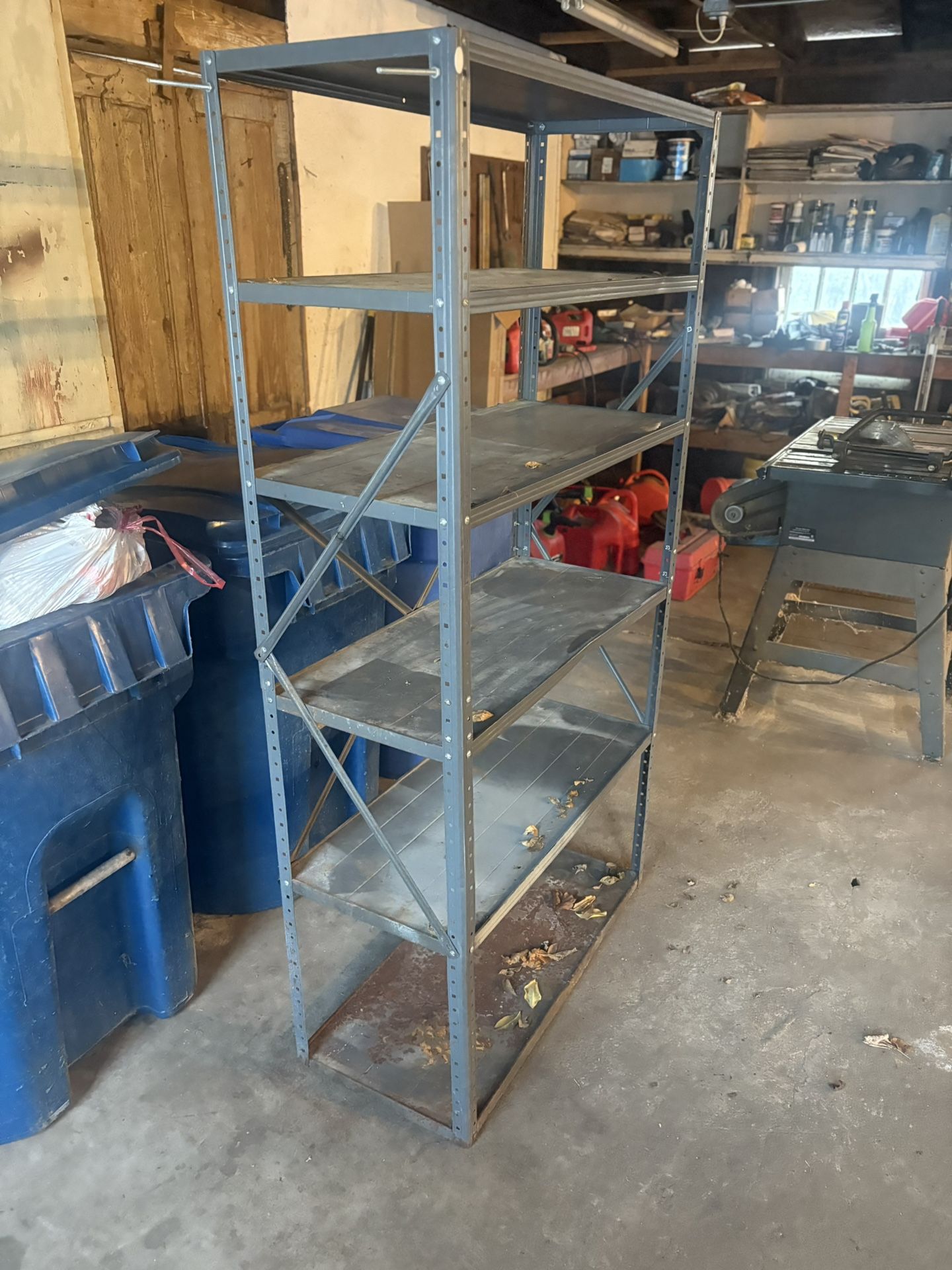 Metal shelving unit
