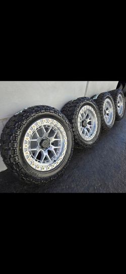 20" LOCK COMMANDO w- 33x12.50R20 tires