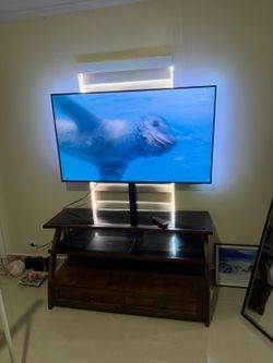 Mesa y Televisor 55"