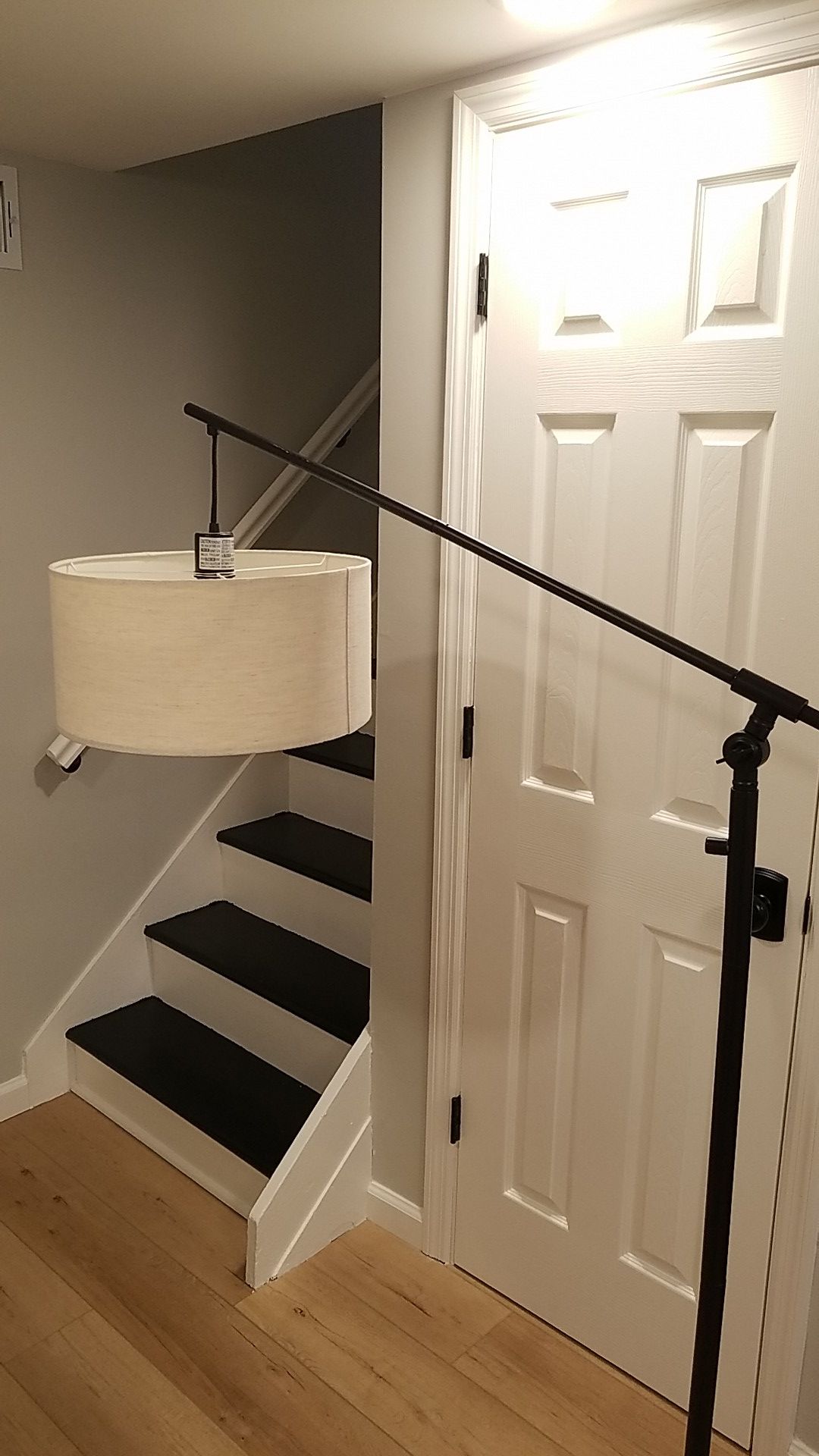 Threshold adjustable floor lamp