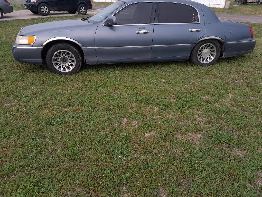 2000 Lincoln Town Car