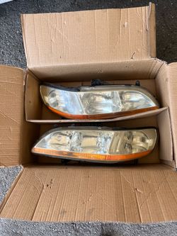 Used set of oem 98- 02 Honda accord headlights no cracks $40