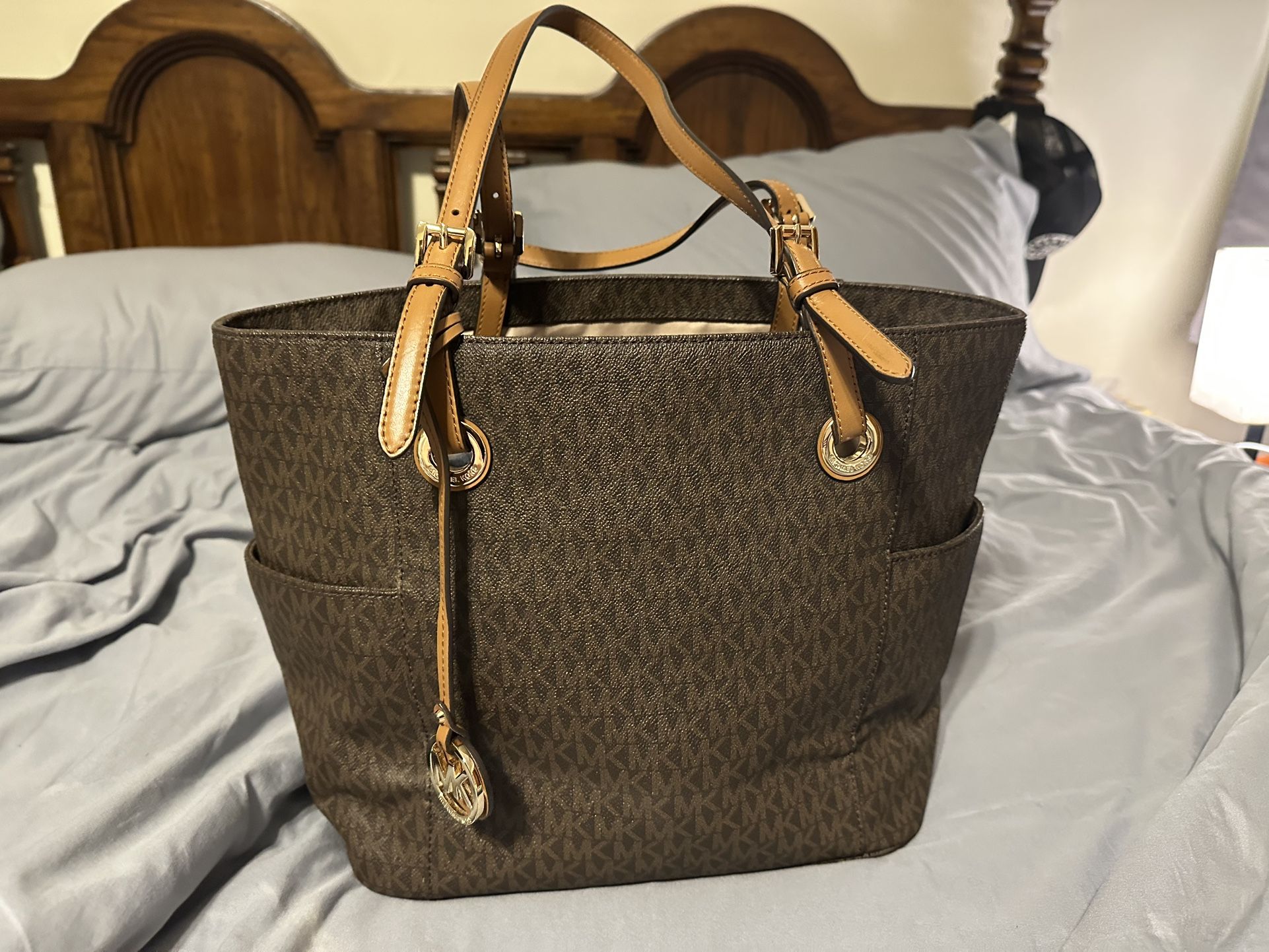 Brown Michael Kors Handbag with Gold Accents β Classic & Chic πβ¨