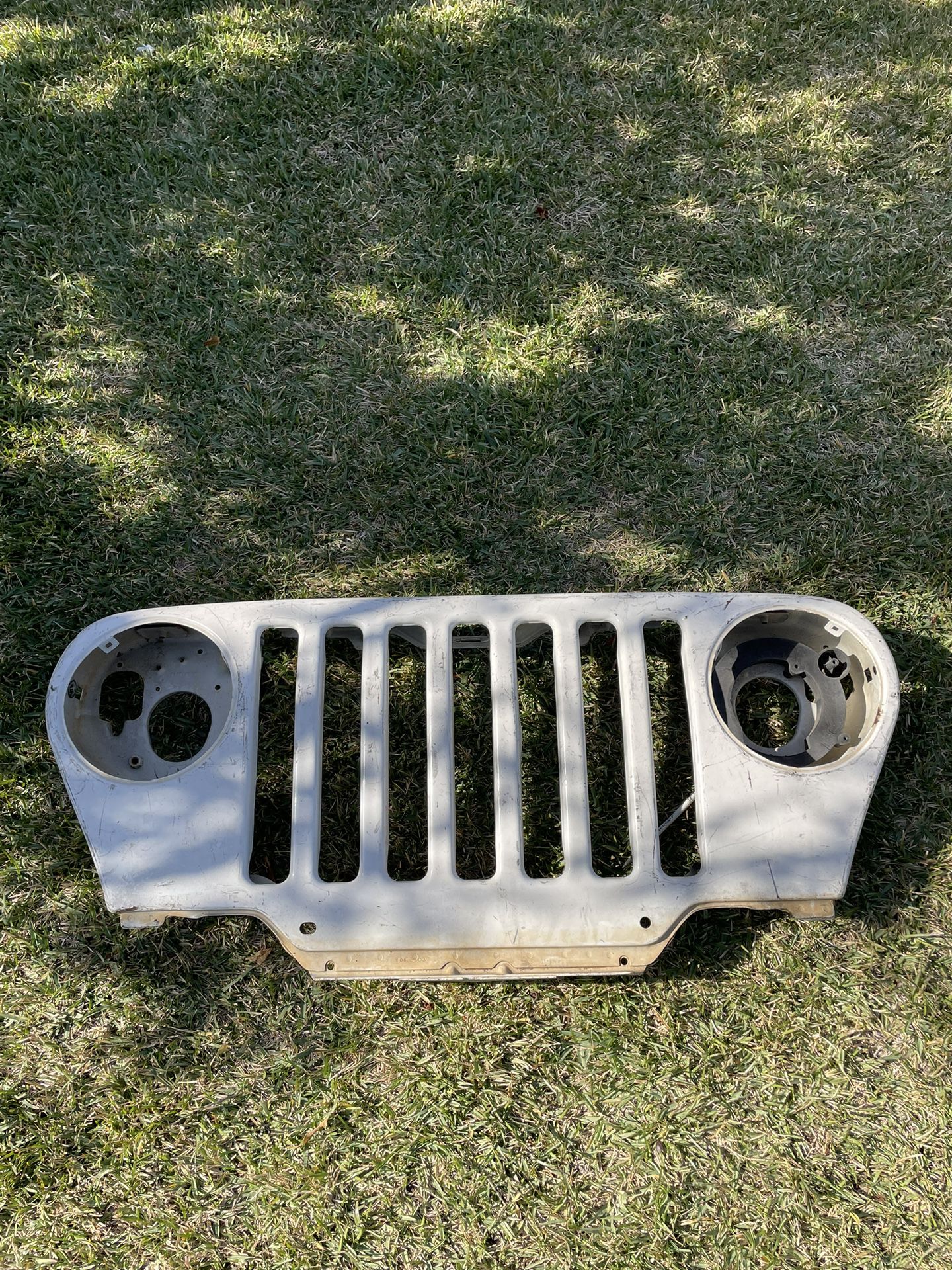 Jeep Wrangler Tj Grill White 97-06 Jeep Parts for Sale in Paramount, CA -  OfferUp