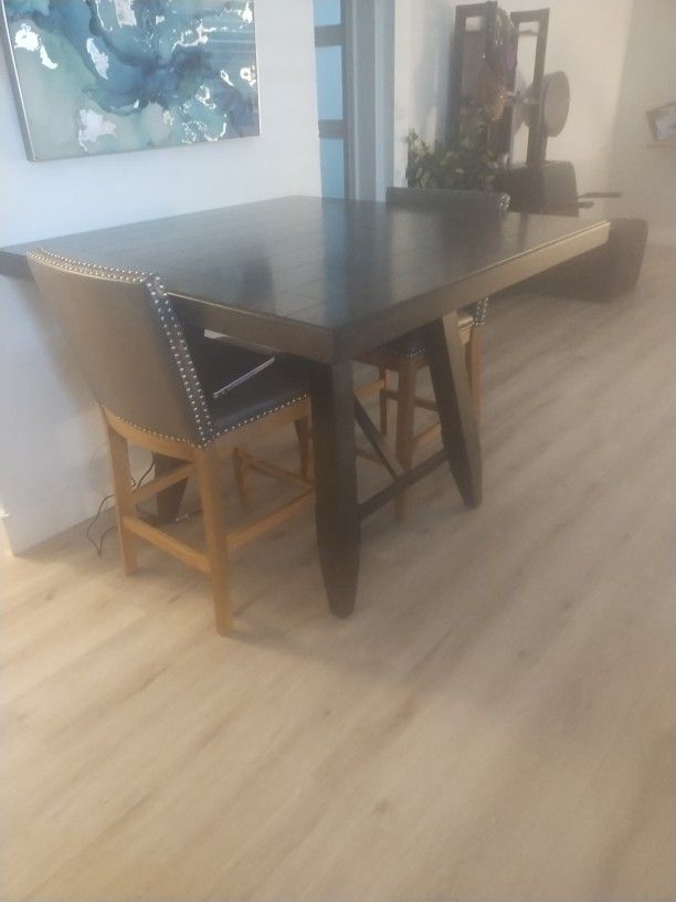 Almost New High Kitchen Dining Table With Or Without Chiars