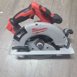 Milwaukee
M18 18V Lithium-Ion Brushless Cordless 7-1/4 in. Circular Saw (Tool-Only)
Questions &