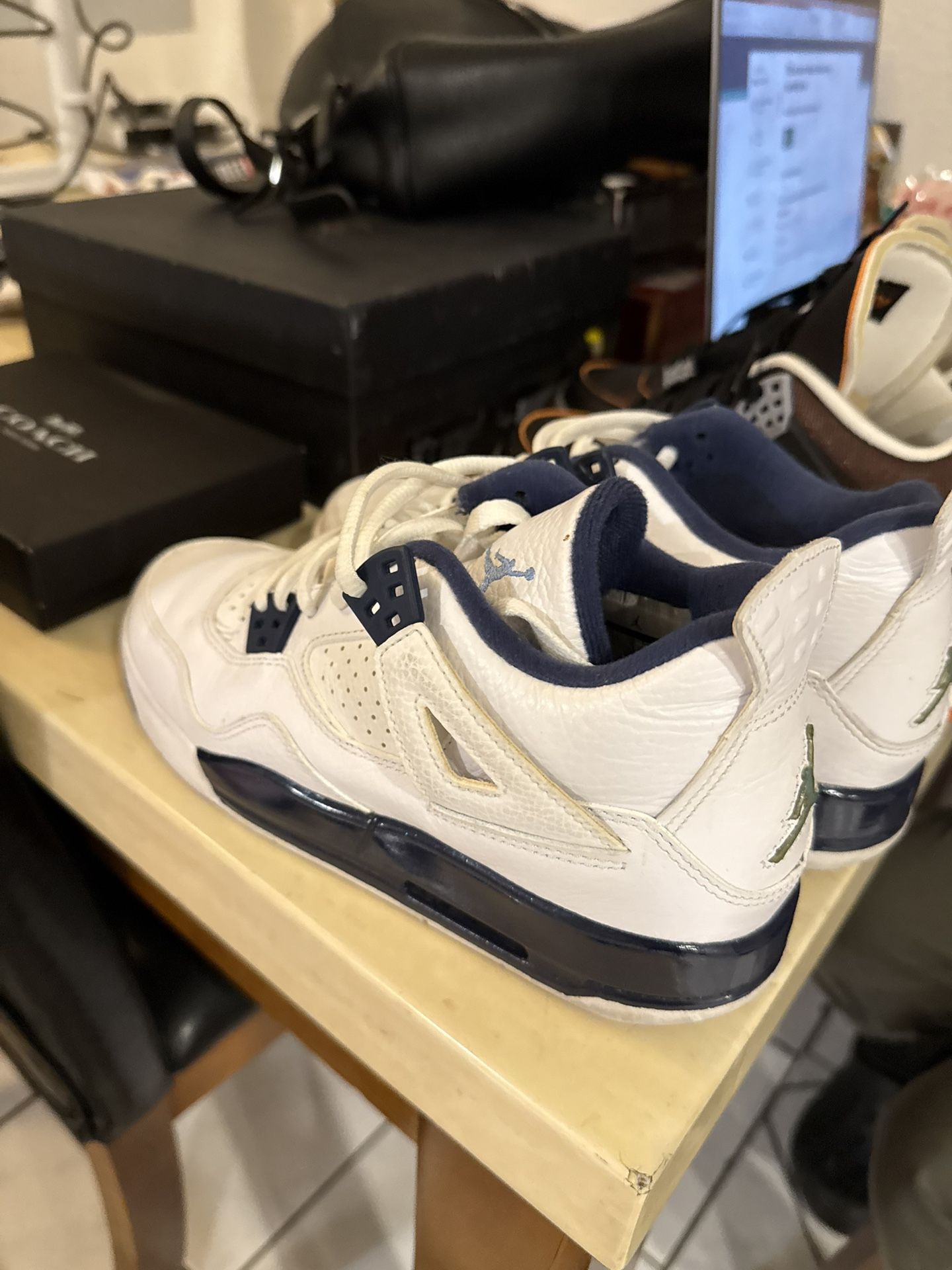 Jordan 4 Retro Columbia