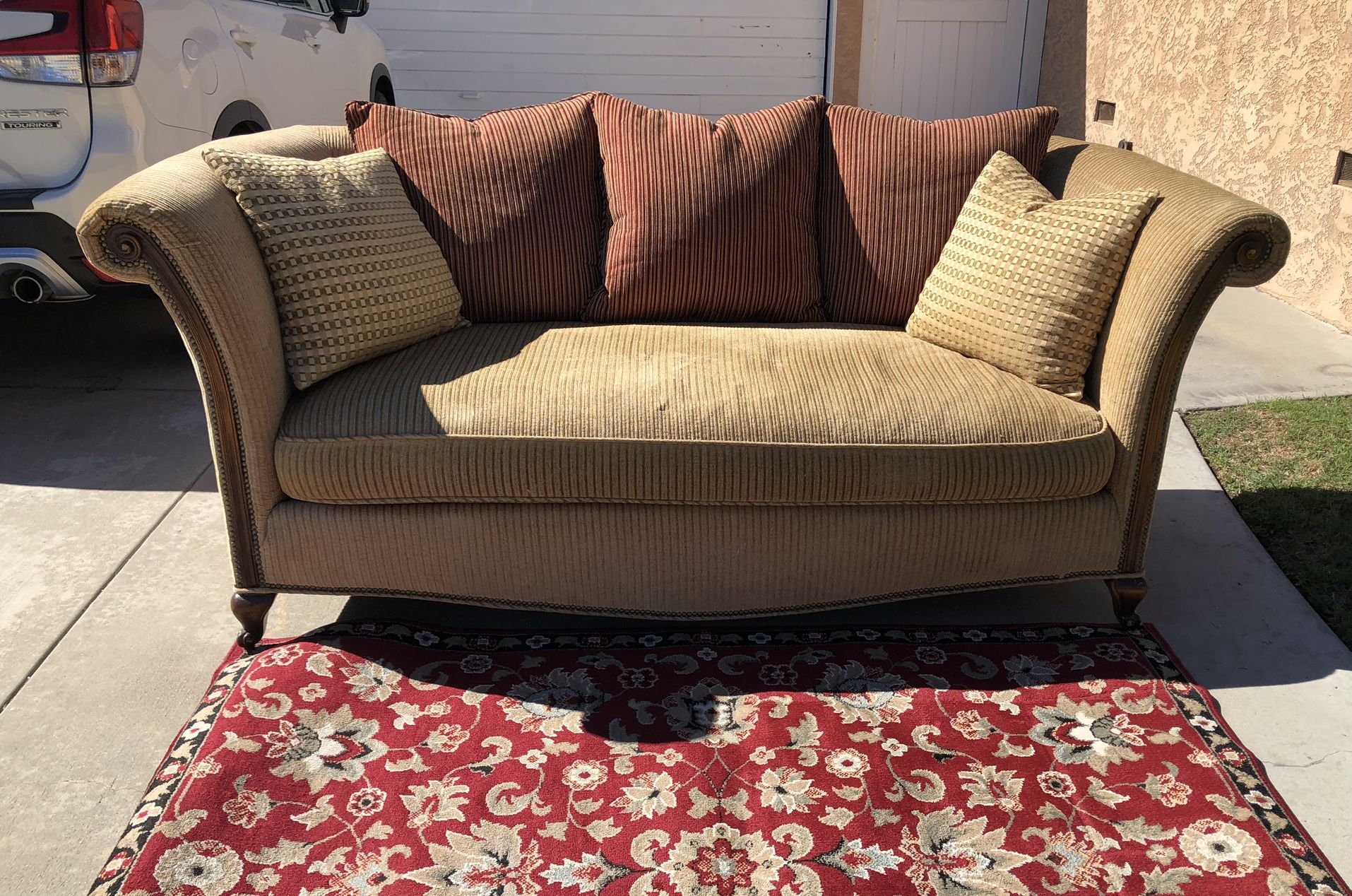 Beautiful Sofa Down Pillows Comfortable! 7ft