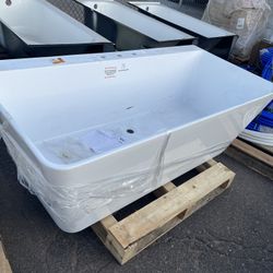 67 in. x 32 in. Acrylic Freestanding Soaking Bathtub in Glossy White