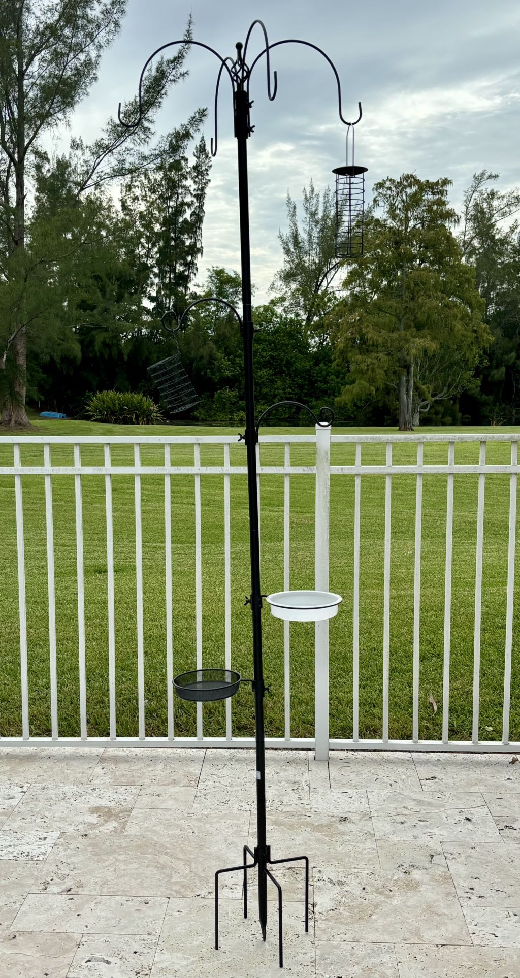 NEW 7’H Multi-Hook Metal Bird Feeding Station