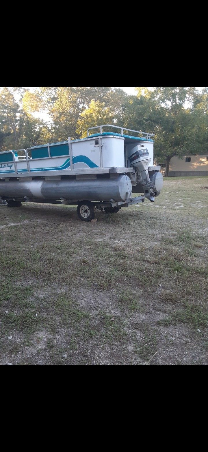 20 Ft Pontoon Runs Good
