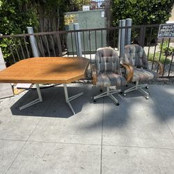 Mesa Y Dos Sillas Gratis 
