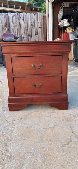 Burós en buen estado usados pero buenos nightstands color Madera Cherry