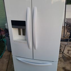 Maytag Refrigerator With Double Doors And Bottom Freezer