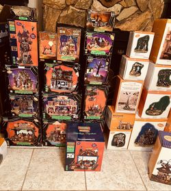 Holiday Halloween Collection Houses And Accessories.