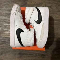 Nike Blazer Mid 77 White Black Sneakers DA4087-100 Kid’s Size 13C