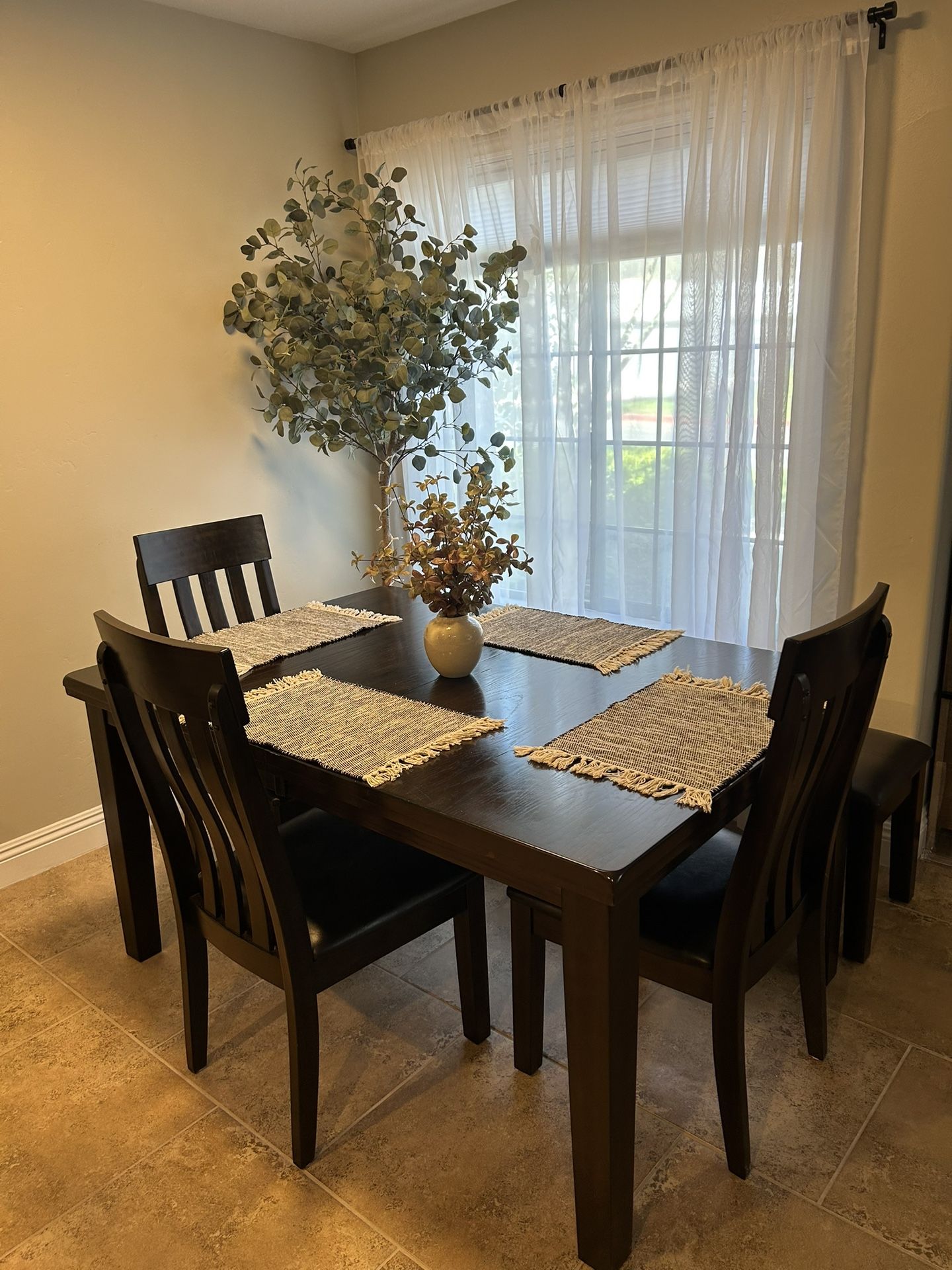 Haddigan dining extension table/Ashley
