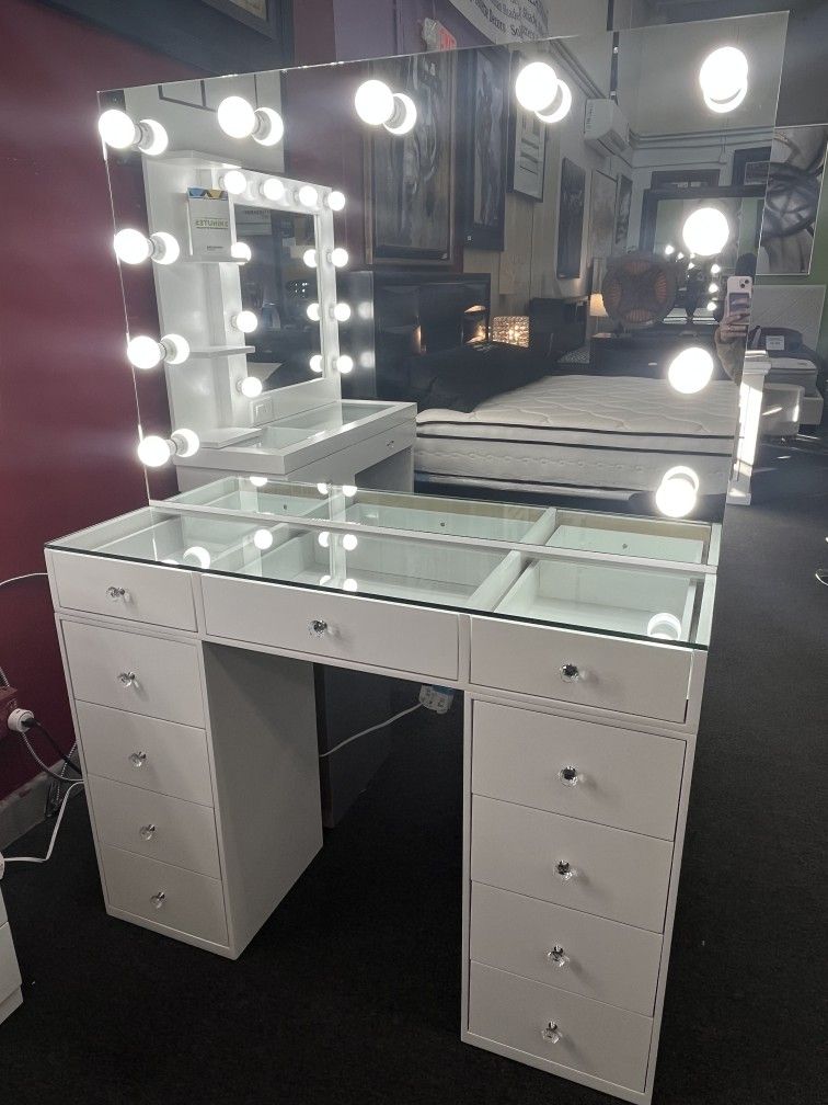 💎Glam Offer 💎White Vanity w/Lights and Drawers 💵 Financing Available 📱Apply From Your Phone 