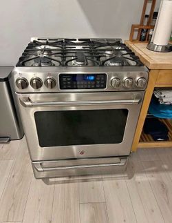 GE CaféTM Series Free Standing Dual-Fuel Range with Baking Drawer in good condition