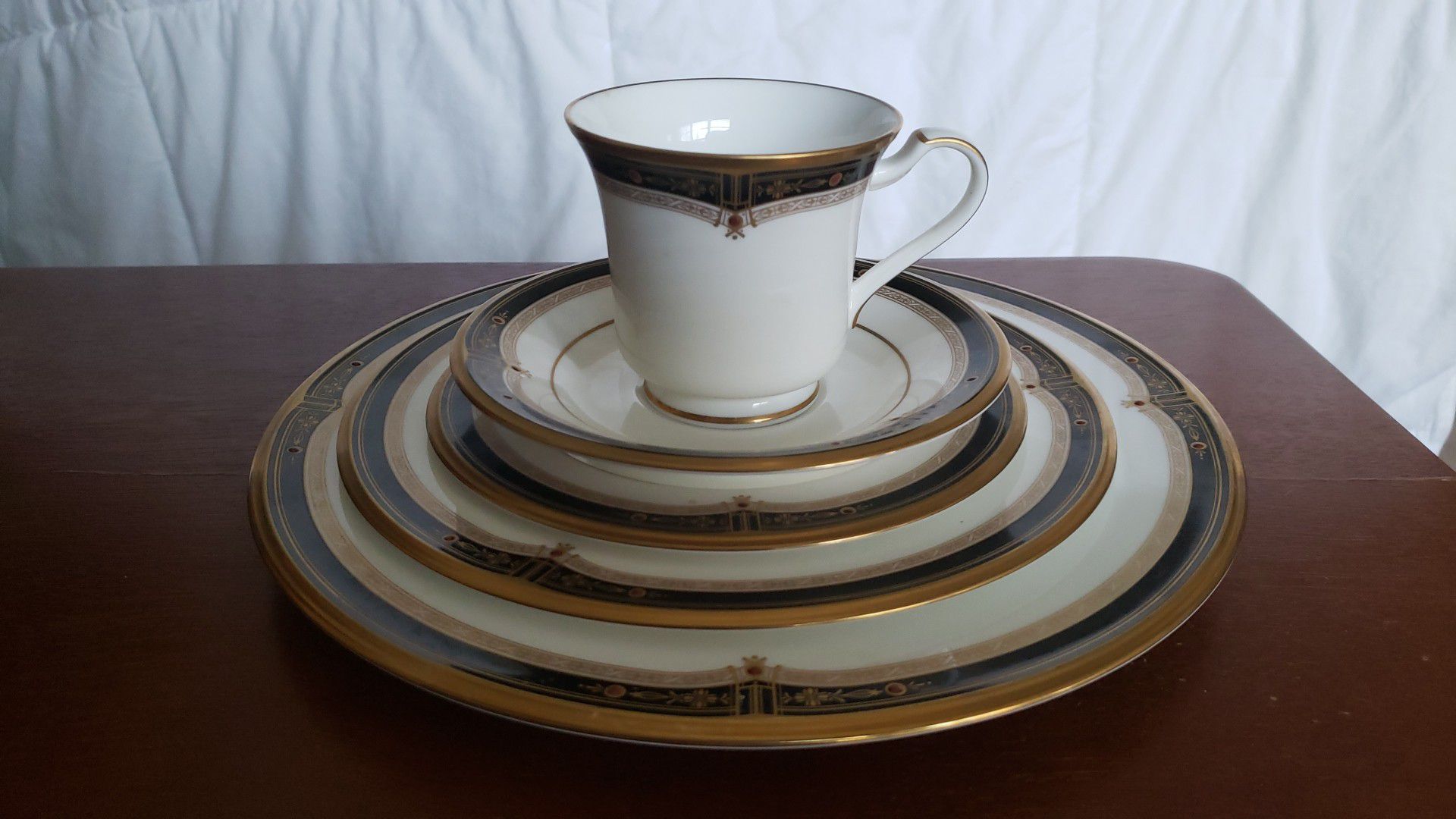 Noratake - 5 Piece Place Setting - Gold and Sable Pattern