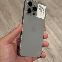 iPhone 15 Pro Max UNLOCKED - 256GB 