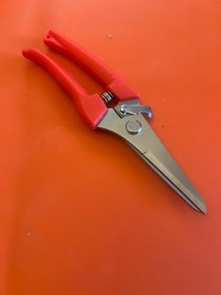 Hedge small limb clippers with red handles
