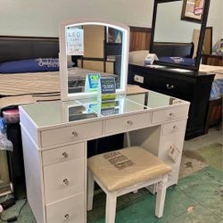 👉Louise Vanity W/ Stool
Furniture of America$20 Down Payment and delivery available 