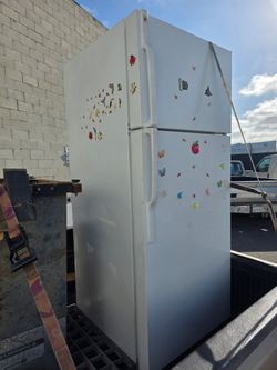 30" white refrigerator.