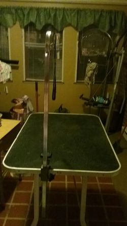 Pet grooming table