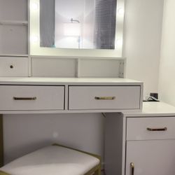 White Vanity With Chair