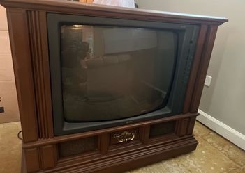 Vintage TV Make me an offer WORKS BUT NEEDS NEW BULB AS IT DOESN’T GIVE NATURAL COLORS