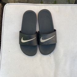 Black Nike slides size 5