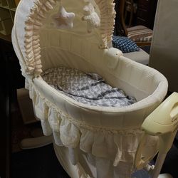 Kolcraft Cuddle 'n Care Rocking Bassinet