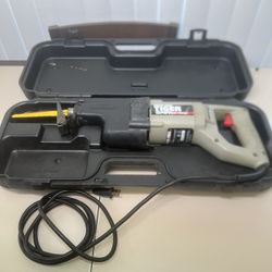 Porter Cable Tiger Saw Heavy Duty Corded Reciprocating Saw Model 735 Made In USA. Great condition. Used in great condition with some cosmetic blemishe