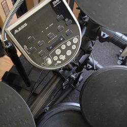 Alesis DM6 Electronic Drum Kit